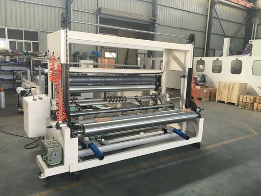 China Aufschlitzendes und Rückspulenmaschinen-automatische Entladung Hochgeschwindigkeitsseidenpapier usine